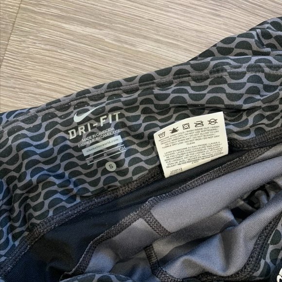 Nike Dri-Fit Cropped Workout Leggings (black) - Picture 4 of 4